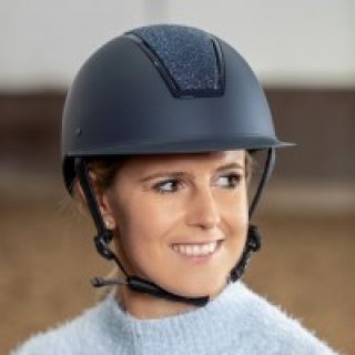 Reiterin mit USG Reitsport Reiterhelm Comfort Jewel auf dem Kopf