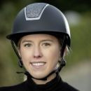 Reiterin mit USG Reitsport Reiterhelm Comfort Jewel auf...
