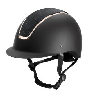 Reiterin mit USG Reitsport Reiterhelm Comfort Jewel auf dem Kopf